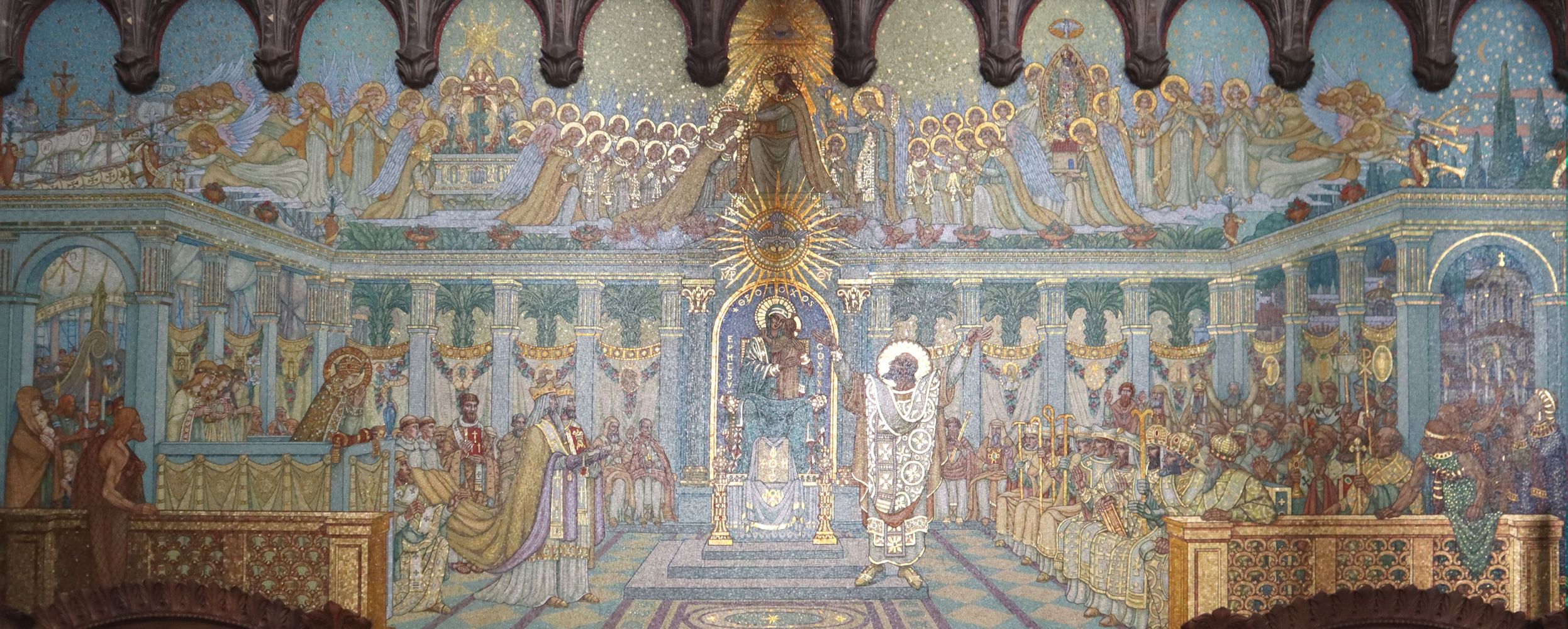 Mosaik: Photinus vor Maria, rechts weitere spätere Bischöfe von Lyon, links Glaubensboten, ermutigt durch Johannes auf der Kanzel und Polykarp von Smyrna mit Evangelienbuch, in der Kirche Notre-Dame de Fourvière in Lyon
