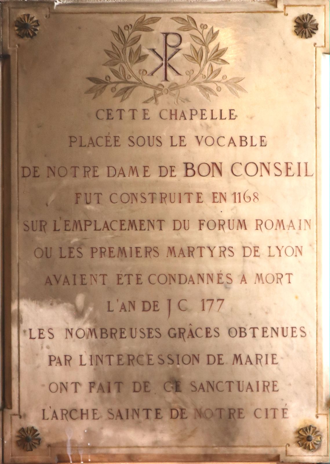 Gedenkplatte in der Kapelle „der Jungfrau” in Lyon