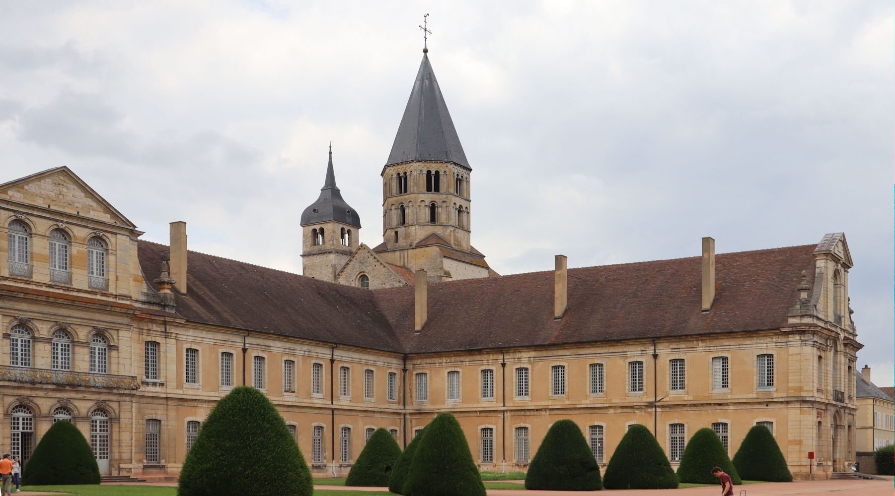 Die als Hochschule 1891 errichteten Gebäude mit den Resten der Südwesttürme der Kirche des ehemaligen Klosters Cluny