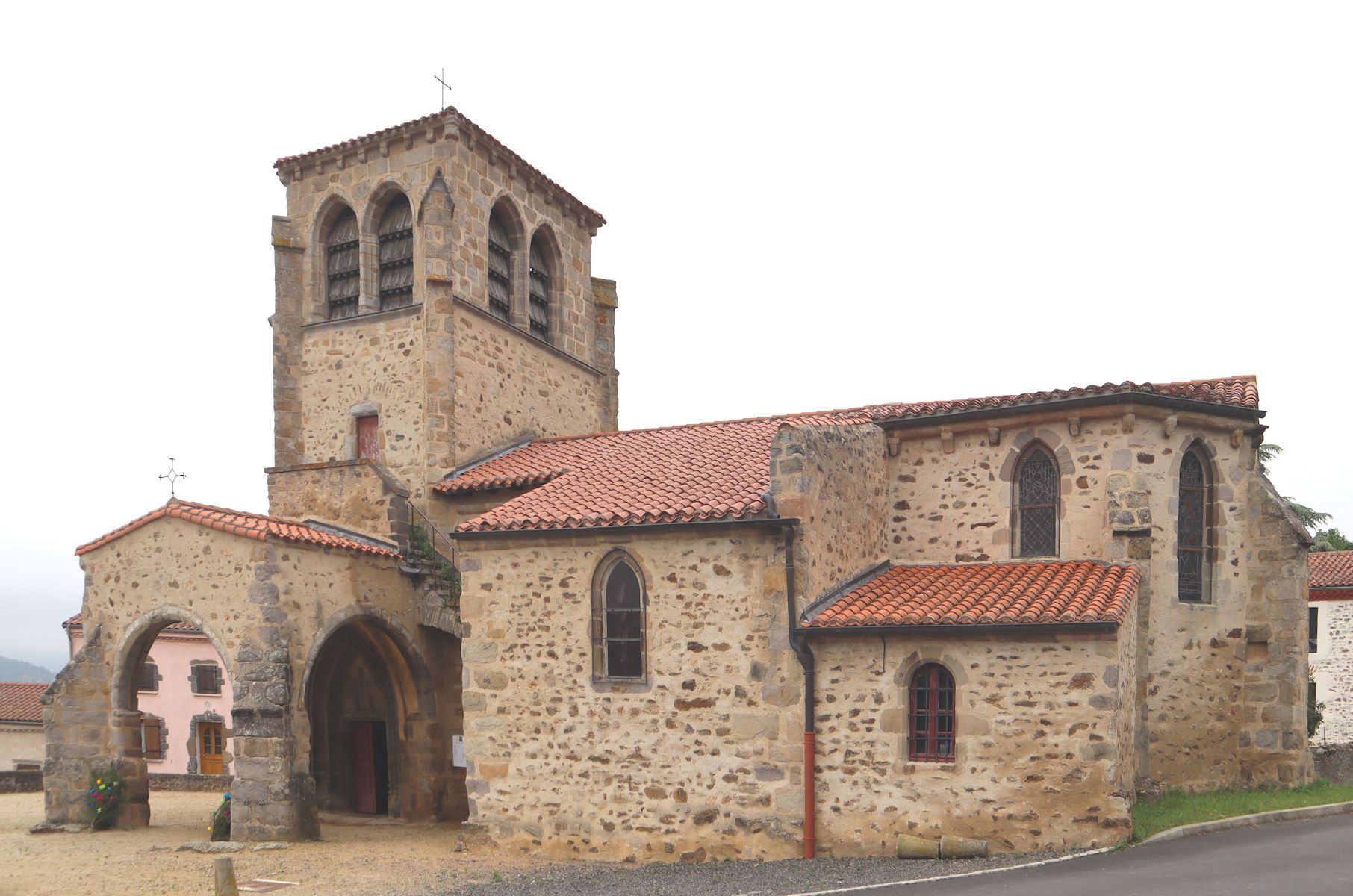 Die angeblich über Prikts Geburtshaus erbaute  Kirche in Vézézoux