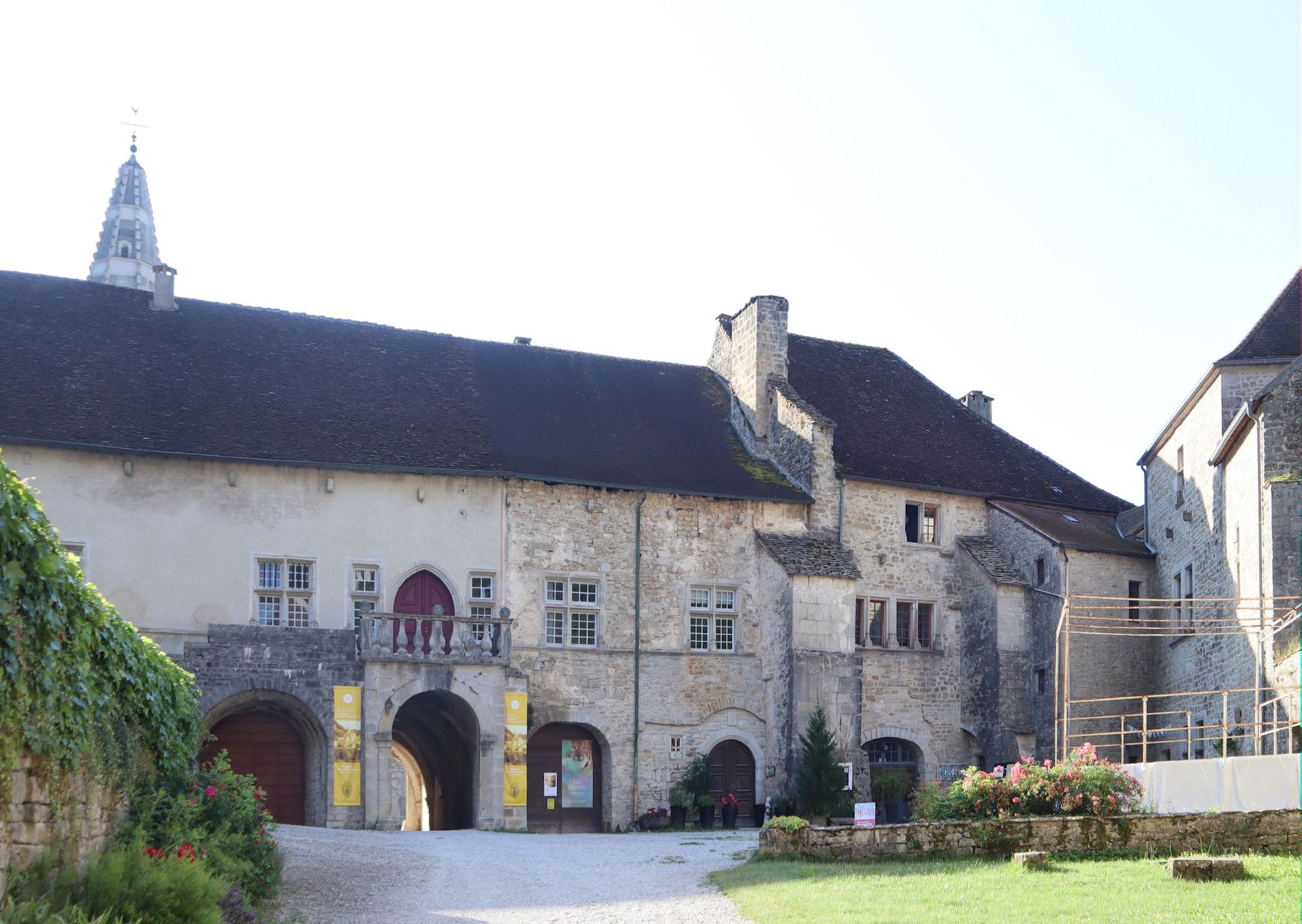 Abtsgebäude im ehemaligen Kloster Baume im heutigen Baume-les-Messieurs