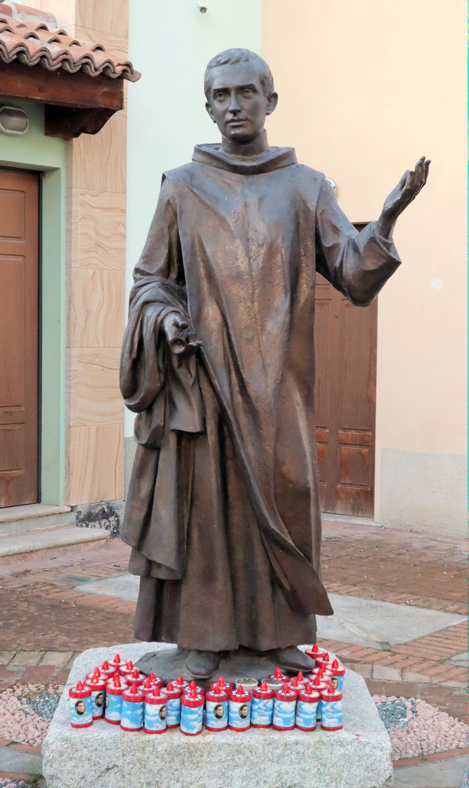 Denkmal vor der Pfarrkirche in Trivolzio