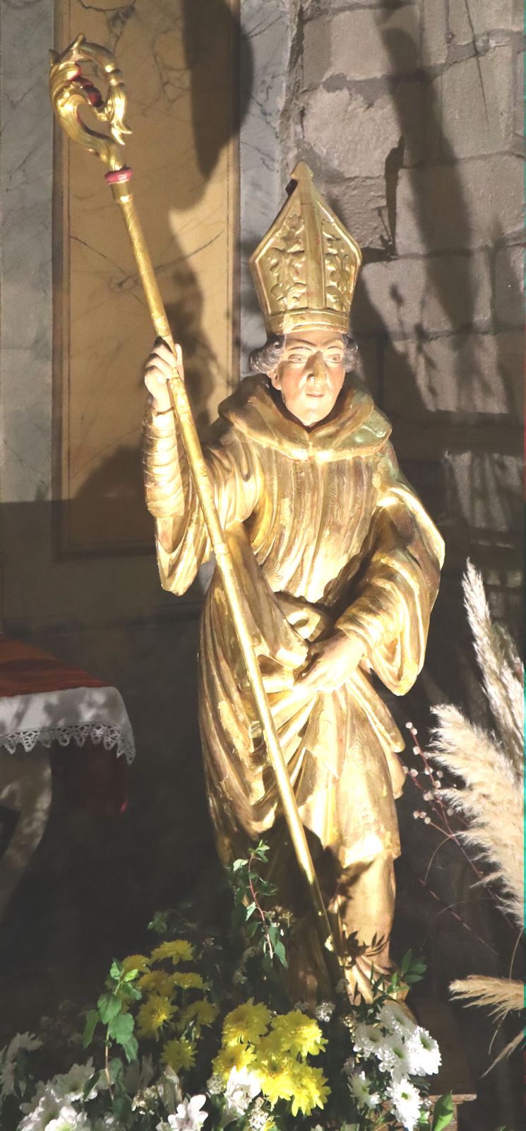Statue an Roberts Grab in der Klosterkirche in La Chaise-Dieu