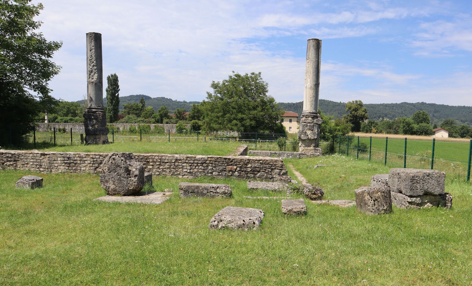 Reste des römischen Tempels in Izernore, der wohl bei Romanus' Geburt noch bestand