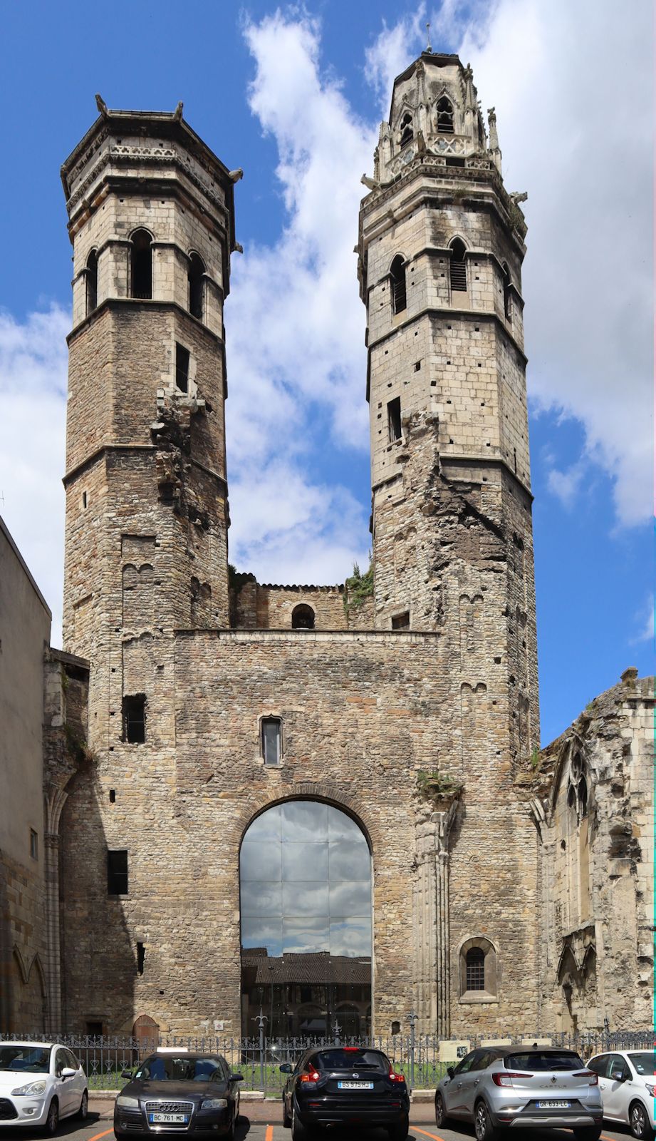 Reste der ehemaligen Kathedrale in Mâcon, erbaut Ende des des 10. Jahrhunderts an der Stelle eines Vorgängerbaus vom Anfang des 6. Jahrhunderts, in der Französischen Revolution 1792 entweiht, 1799 abgerissen, nur der Narthex und die Glockentürme blieben verschont