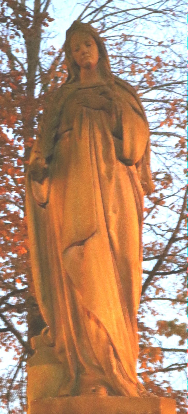 Statue an der Saturnina geweihten Kirche in Neuenheerse