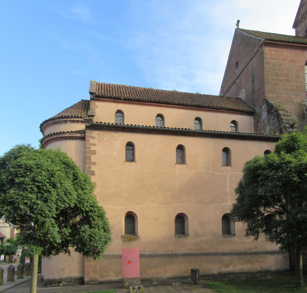 romanische Doppelkapelle des Klosters Neuweiler aus dem 11. Jahrhundert, rechts die daran angebaute Abteikirche aus dem 12. Jahrhundert