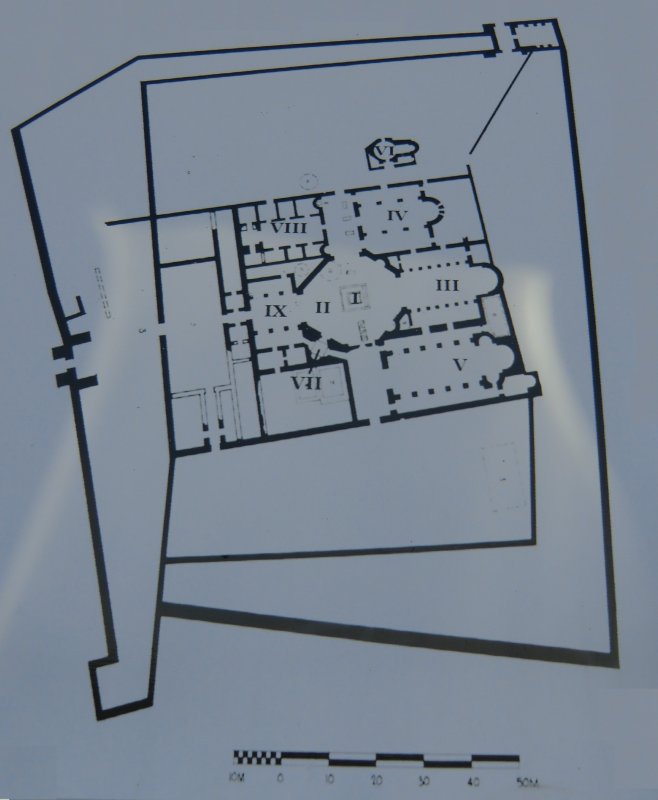 Plan des Klosters auf dem Berg der Wunder: im Zentrum Simeons Säule (I), links davon der Brunnen mit dem heilenden Wasser (II) und das Baptisterium (IX), rechts die drei Kirchen (III - V), von denen eine (IV) Simeons - angeblicher - Mutter Martha geweiht ist
