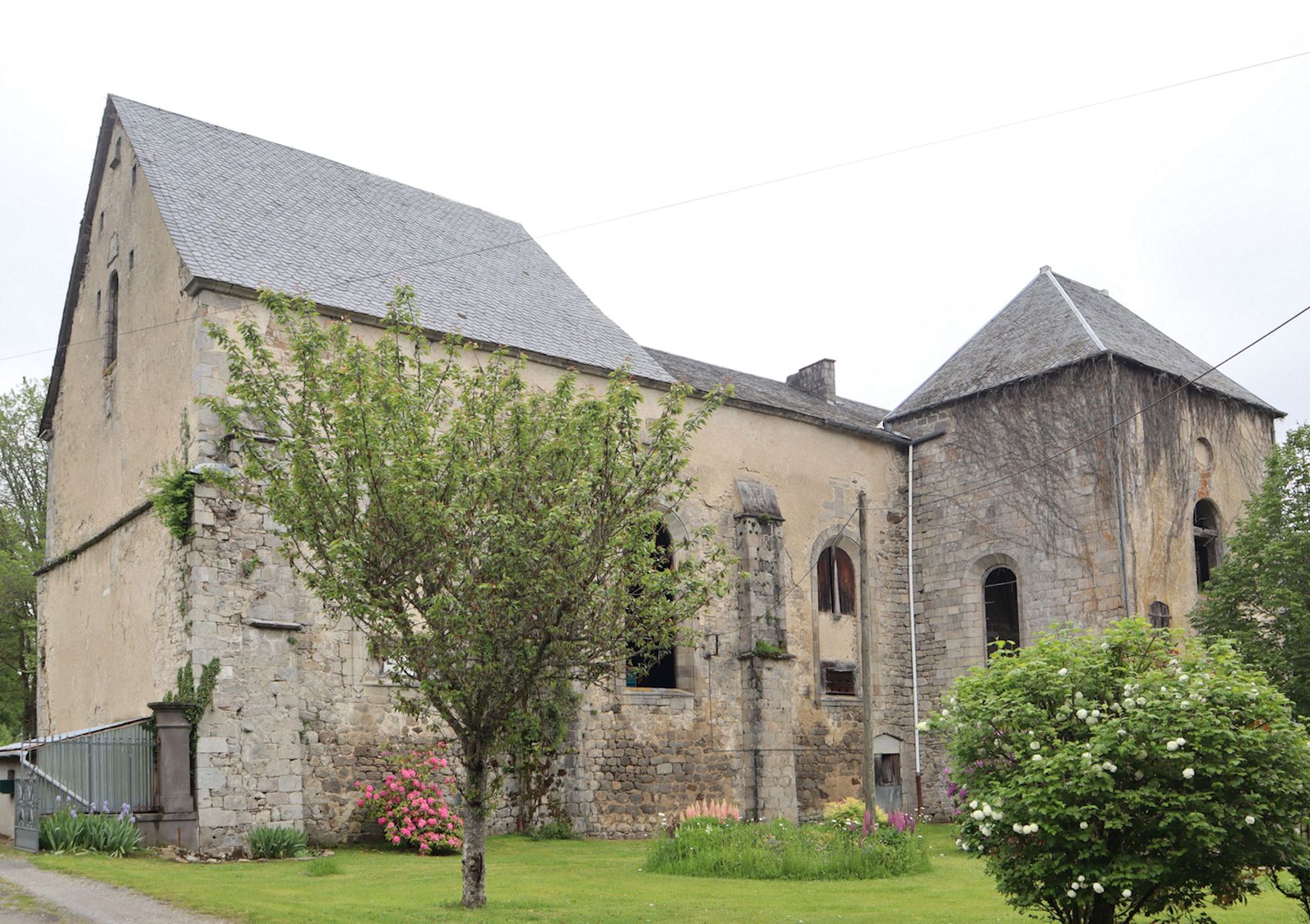 Kirche des ehemaligen Klosters Bonnaigue, heute Lagerschuppen des Bauernhofes