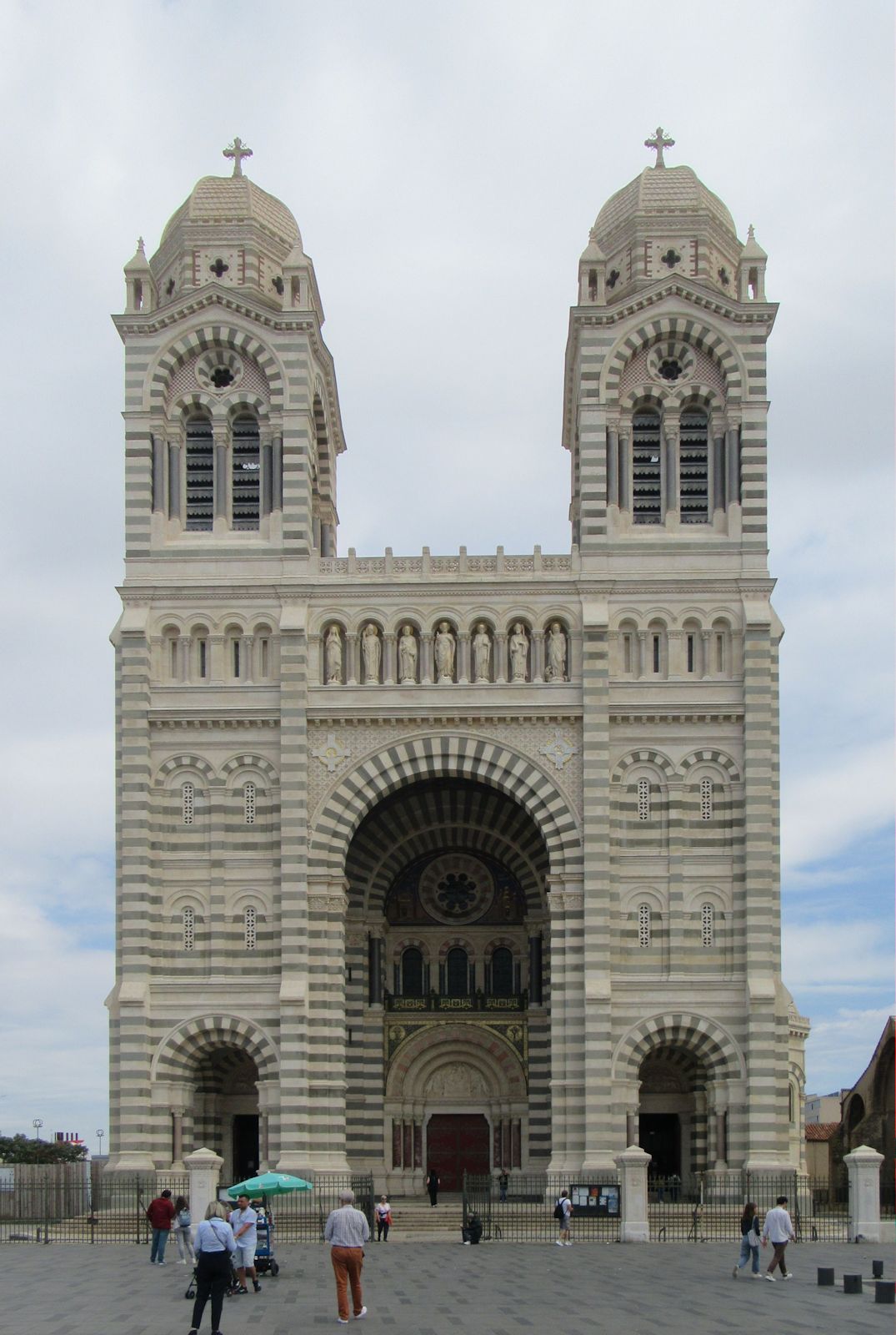 Kathedrale Ste-Marie-Majeure in Marseille, bis 1893 erbaut an der Stelle der Kirche, die schon vom 5. bis 7. Jahrhundert und 977 bis um 1060 Kathedrale war