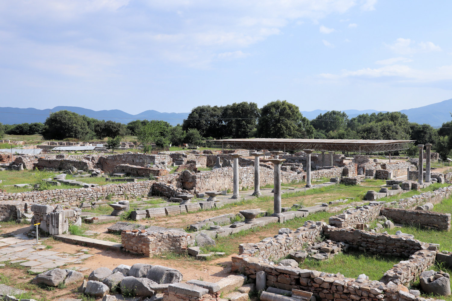 Blick auf Atrium und Oktagon (unter Dach), der Bischofskirche in Philippi vom Ende des 4. Jahrhunderts auf dem Platz einer Paulus geweihten Kirche von um 330 erbaut