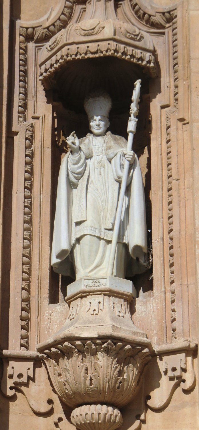 Statue an der Kathedrale in Guadix