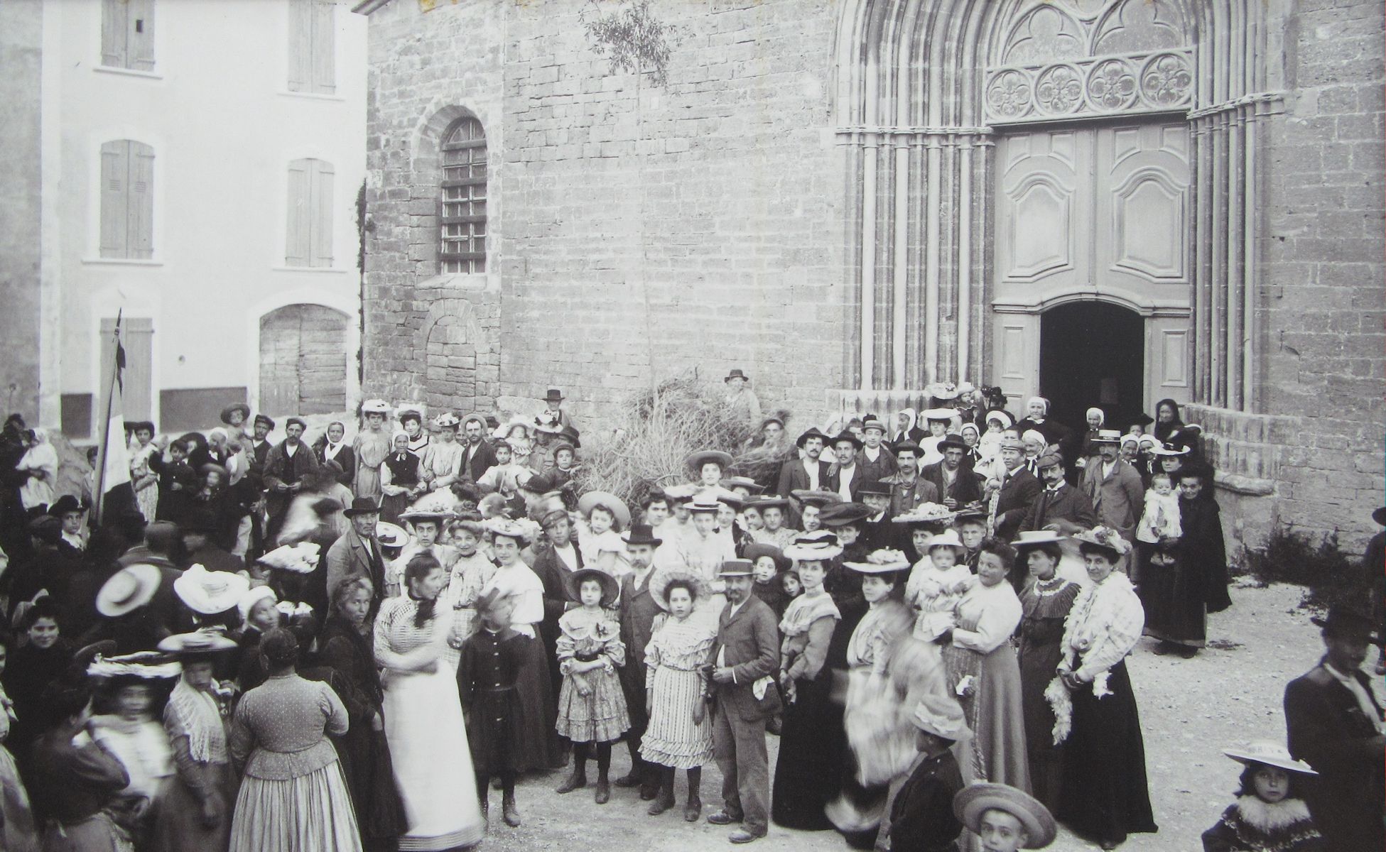 historisches Foto der seit 1720 jährlich stattfinden Prozession zu Tullia, an der Pfarrkirche in Cucuron