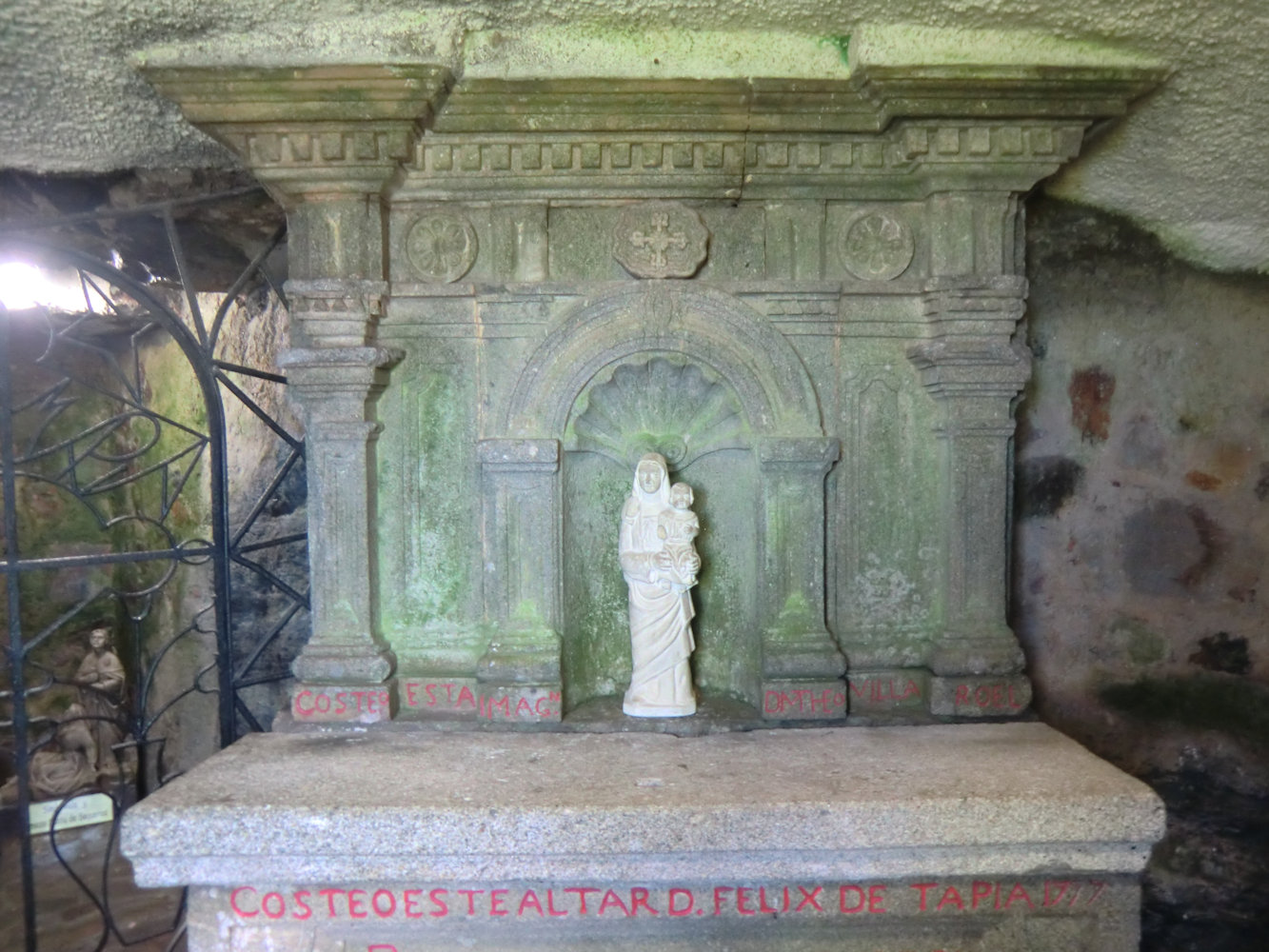 Altar an der Fundstelle des Gnadenbildes in der Höhle unterhalb der „Kapelle der Weißen” im Santuario Nuestra Señora de la Peña de Francia