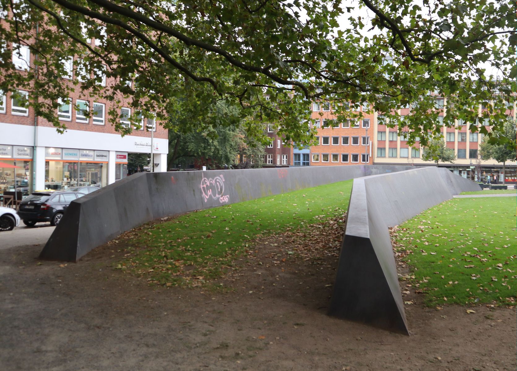 Domplatz in Hamburg mit Markierung des Walles, der um den Vorgängerbau des ehemaligen Mariendoms gezogen wurde