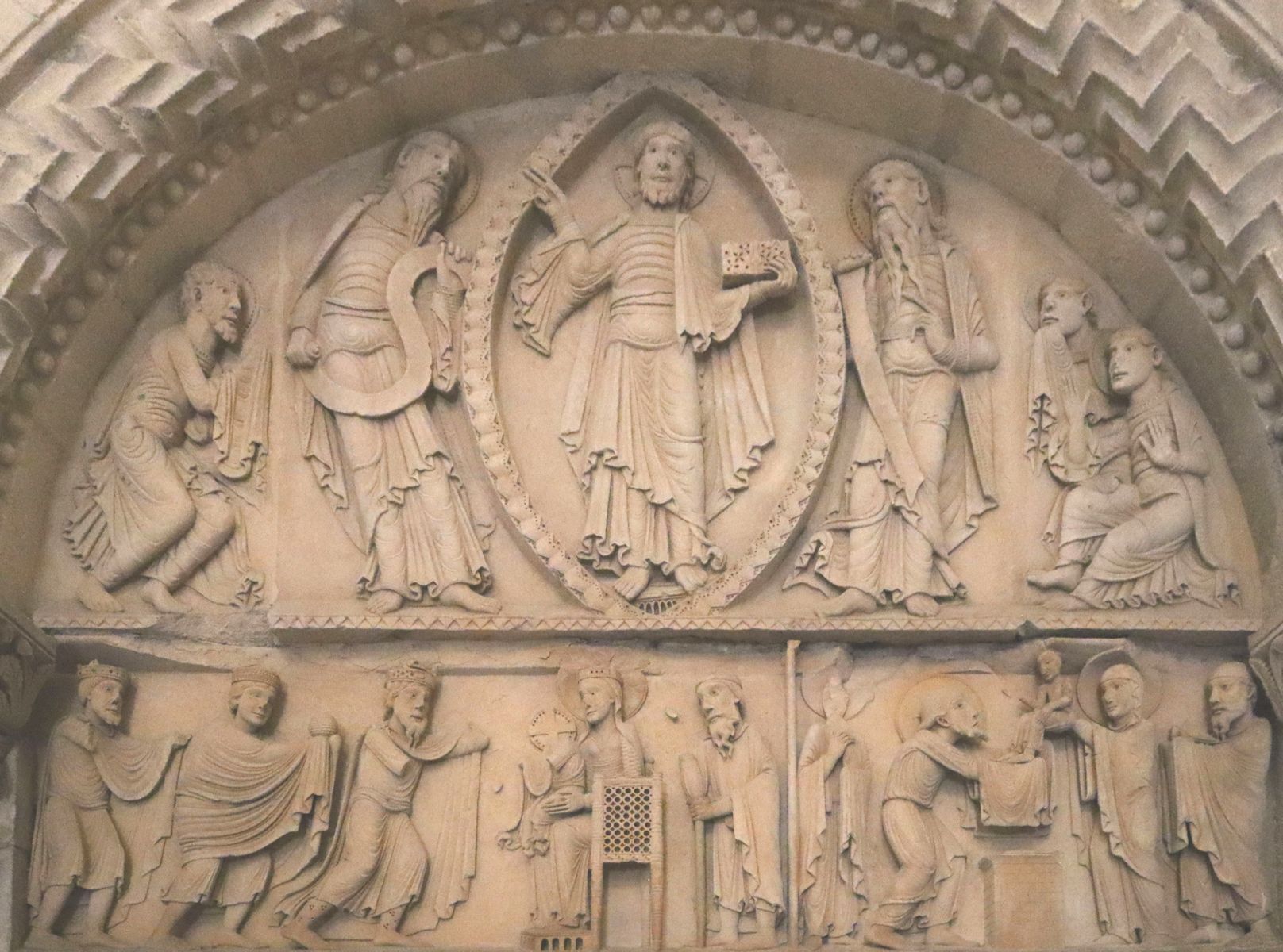 Tympanon: Verklärung Jesu, links Mose, rechts Elija, daneben drei knieende Apostel, unten links die Anbetung der drei Weisen, unten rechts die Darstellung des Herrn im Tempel, 1132, an der Kirche Notre Dame in La Charité-sur-Loire