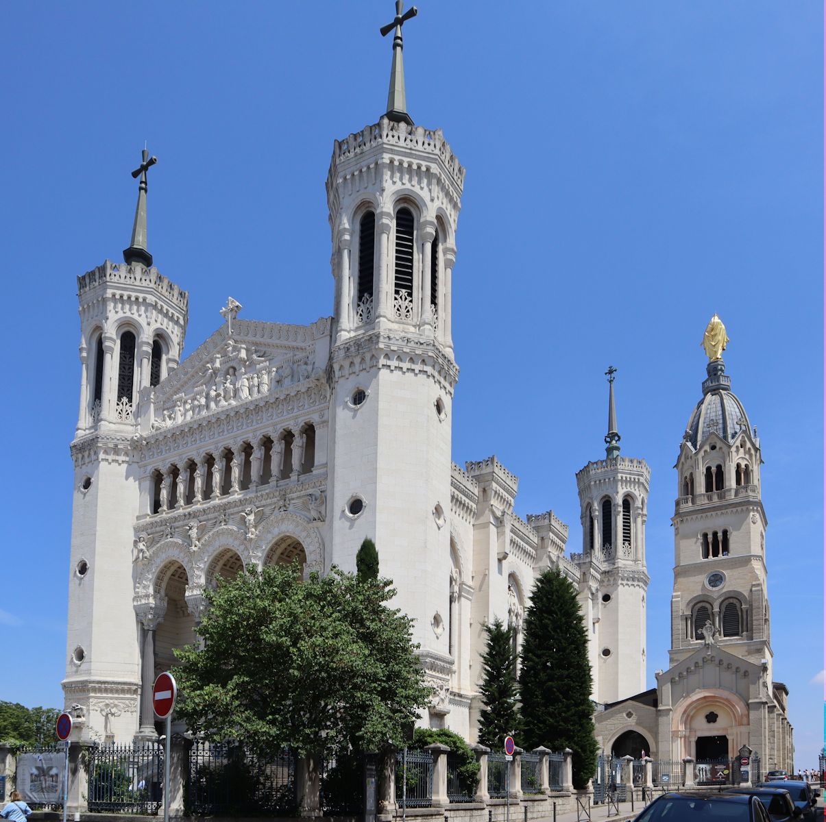 Kapelle „der Jungfrau” in Lyon, sie gilt als Ort des Martyriums, und links die große Basilika Notre-Dame de Fourvière, beide erbaut auf dem Platz des ehemaligen römischen Forums