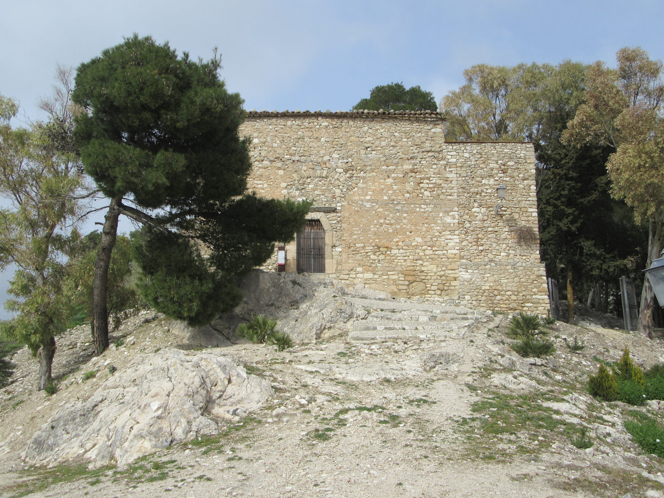 die alte Hauptkirche von Castronovo di Sicilia, hoch über dem Ort gebaut nach der Rückeroberung von den Muslimen vor 1088 an der Stelle des alten Kastells