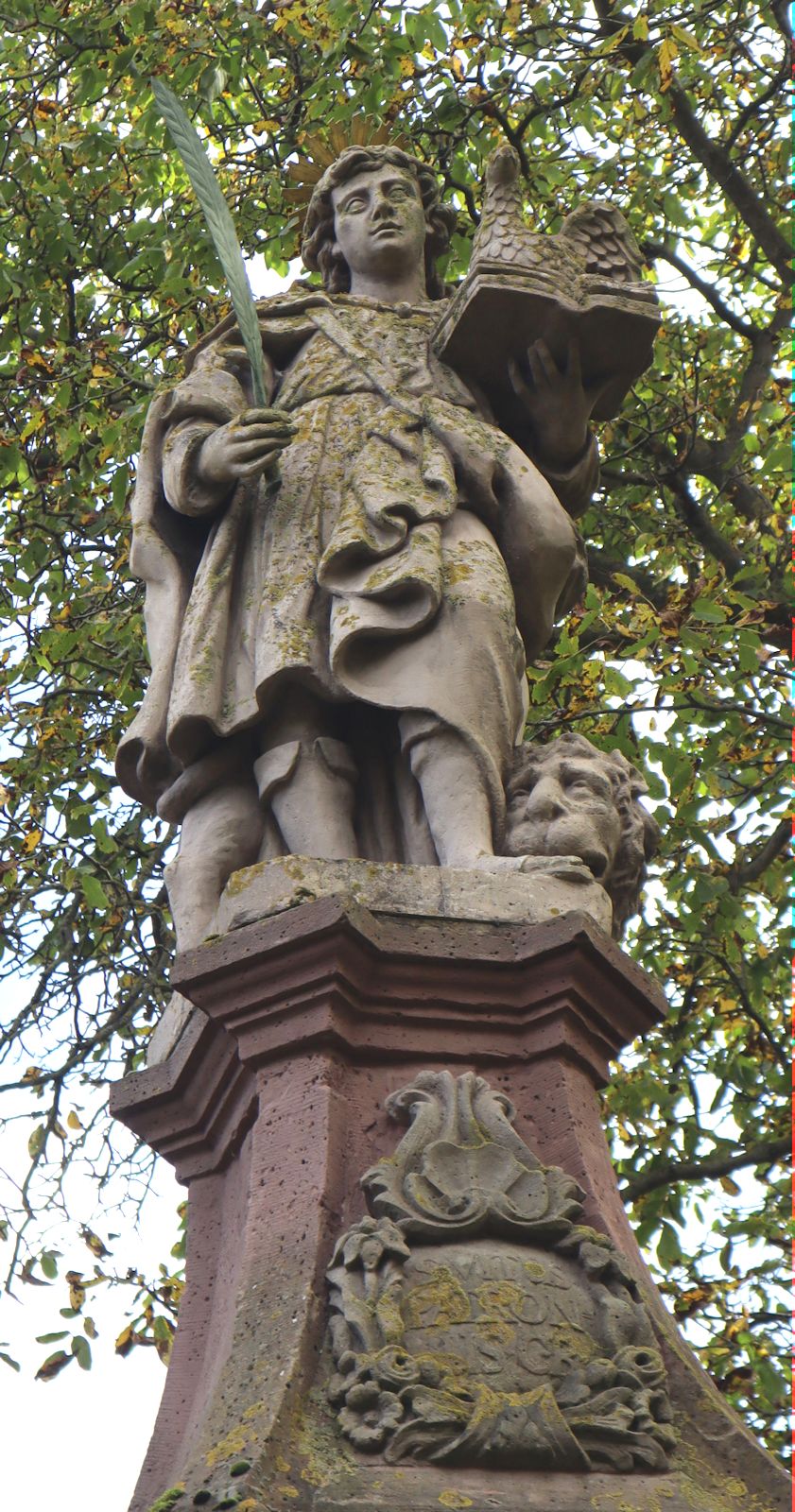 Statue: Vitus als Patron, vor der Kirche des Klosters Corvey