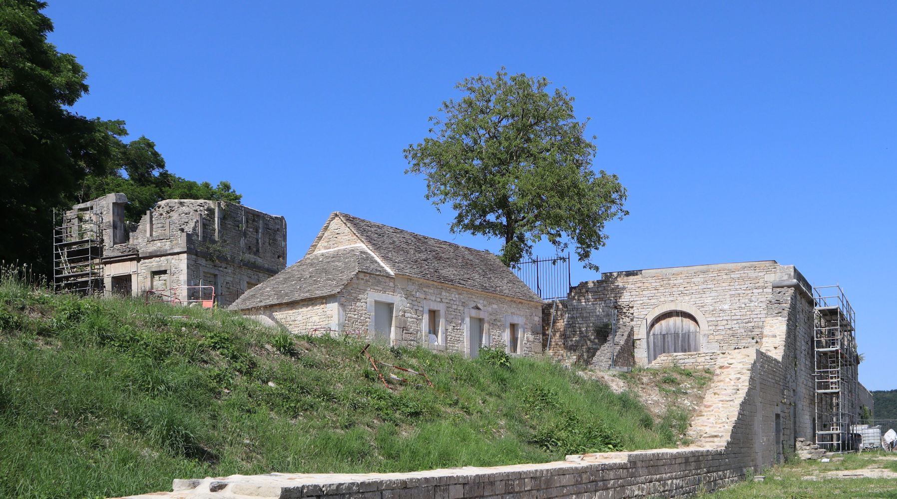 Ruinen des Klosters Saint-Vivant in Vergy