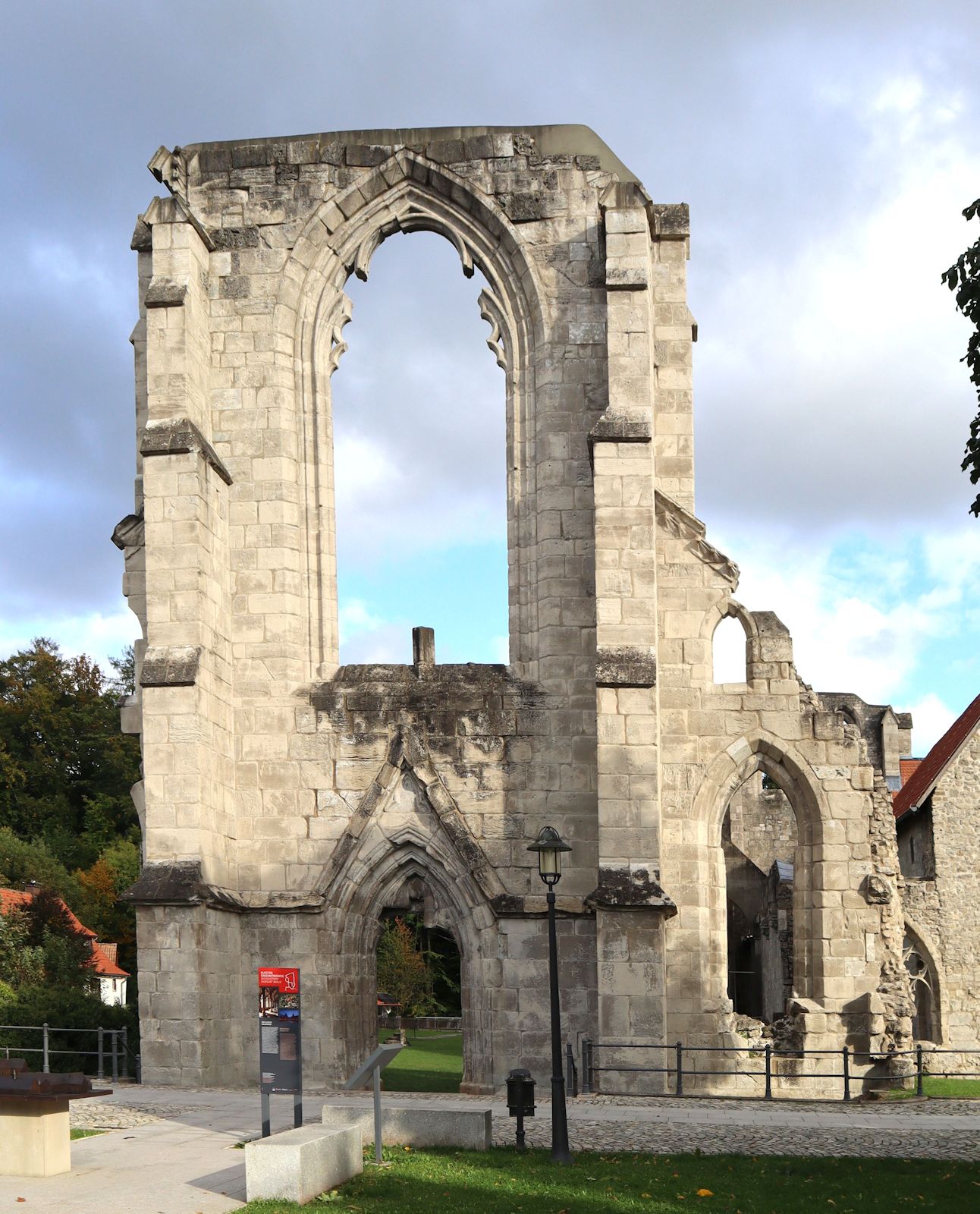 Reste der Westfront der Kirche des Klosters in Walkenried