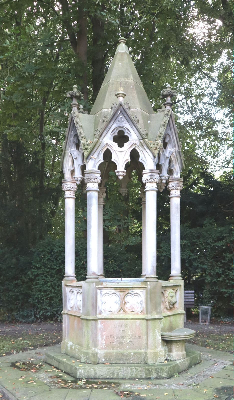 Willehad-Brunnen auf dem Kirchhof in Blexen, 1875 errichtet an der Quelle, an der Willhad der Überlieferung zufolge taufte