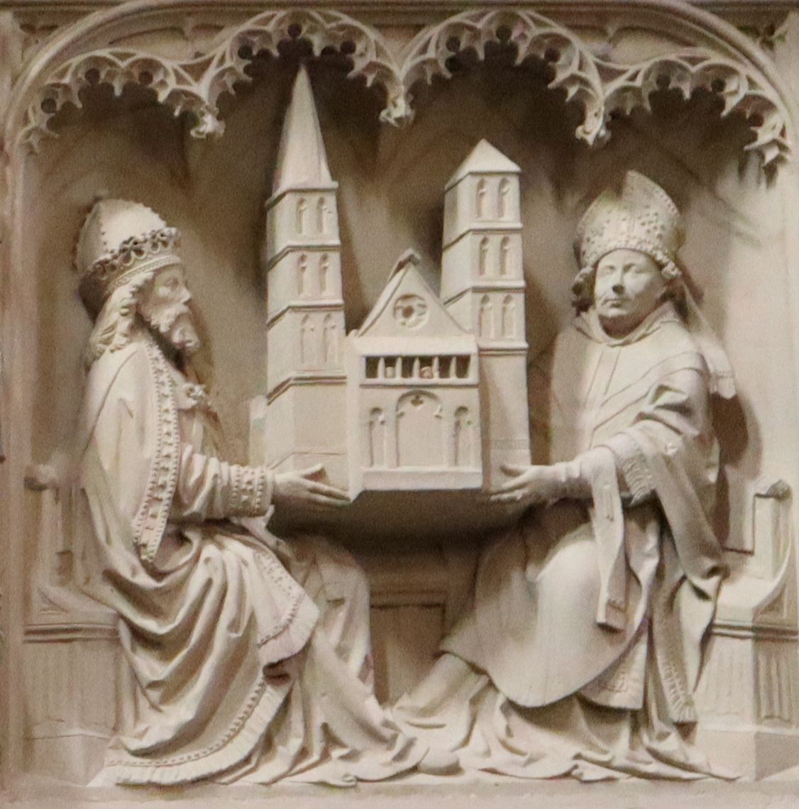 Evert van Roden:  Karl der Große (links) und Willehad, Relief, 1512, an der Westempore des Doms in Bremen